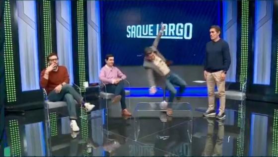 El porrazo que se dio Tito Puccetti en pleno programa de Win Sports El porrazo que se dio Tito Puccetti en pleno programa de Win Sports