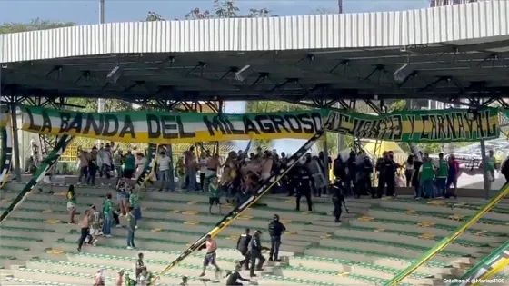 Fuerte enfrentamiento de hinchas del Quindío con la Policía Fuerte enfrentamiento de hinchas del Quindío con la Policía