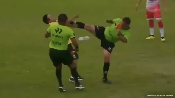Juez patea a técnico en pleno partido