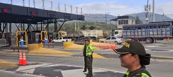 Indígenas-bloquean-vía-Bogotá-Girardot Indígenas-bloquean-vía-Bogotá-Girardot