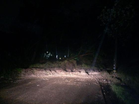Derrumbe provoca cierre de la vía Tenjo - Cajicá
