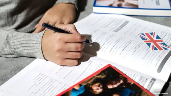 Estudiante aprendiendo inglés. Estudiante aprendiendo inglés.