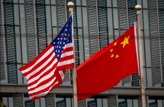 Banderas de China y Estados Unidos.