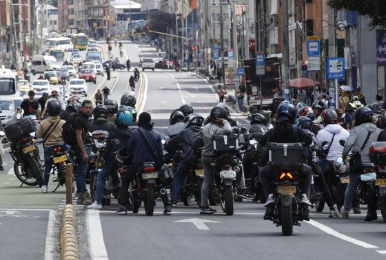 En Vivo | Caos en la movilidad en el regreso a casa Motociclistas bloquean una vía en protesta a la restricción de movilidad impuesta por el gobierno municipal este jueves, en Bogotá (Colombia).