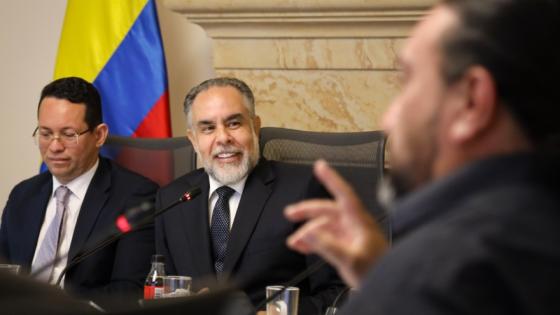 Gobierno estudia liberar a exAUC y Benedetti alerta: “la verdad tocará a candidatos”