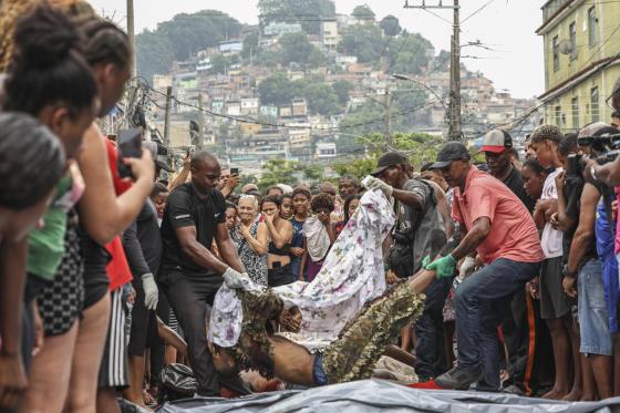 Megaoperativo contra el narcotráfico en Brasil deja más de 130 muertos  Personas acomodan cuerpos sin vida en una calle este miércoles, en Río de Janeiro (Brasil).