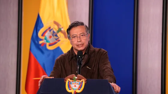 El presidente de Colombia, Gustavo Petro, ofrece una alocución desde la Casa de Nariño, de pie tras un podio con el escudo nacional y con la bandera de Colombia al fondo.