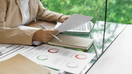 Tasa de desempleo en septiembre, la más baja en 24 años Mujer trabajando con un computador encima de un escritorio
