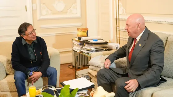 Gustavo Petro y el encargado de negocios de Estados Unidos en Colombia, John T. McNamara, conversan.