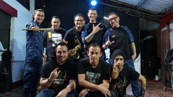 En la cárcel La Modelo, un grupo de rock formado por internos y guardianes demuestra que la música puede romper muros y transformar vidas desde adentro.