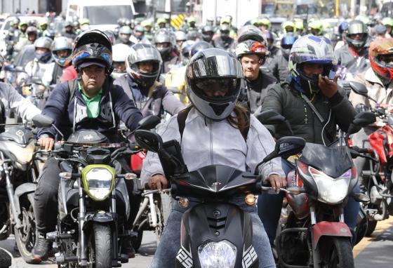 Grupos de motociclistas bloquearon varias calles de Bogotá en protesta por una restricción que prohíbe circular con acompañantes durante el puente festivo de Halloween Motociclistas bloquean una vía en protesta a la restricción de movilidad impuesta por el gobierno municipal este jueves, en Bogotá (Colombia).