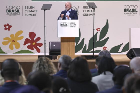 El presidente de Brasil, Luiz Inácio Lula da Silva, habla durante la apertura de la cumbre de líderes de la COP30 este jueves, en el Hangar Centro de Convenciones, en Belém (Brasil)