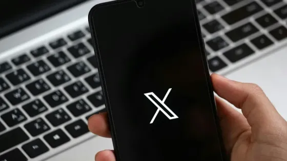 Mano que sostiene celular