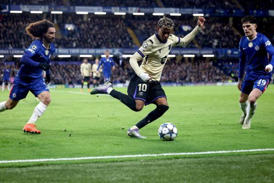  Marc Cucurella (L) and Alejandro Garnacho (R) of Chelsea in action against Lamine Yamal of Barcelona during the UEFA Champions League league phase match between Chelsea and Barcelona in London, Britain, 25 November 2025. 