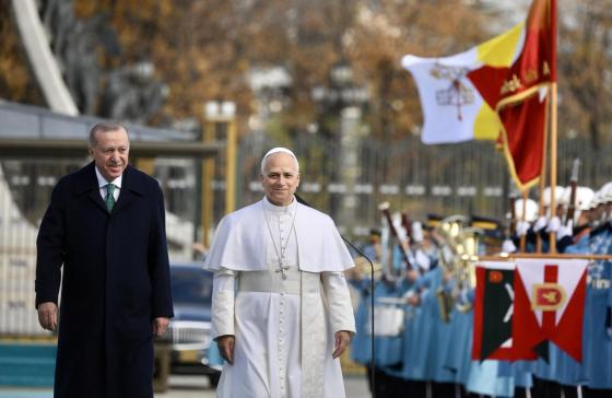 El papa León XIV y el presidente turco, Recep Tayyip Erdogan (i), pasan revista a la guardia de honor durante la ceremonia de bienvenida celebrada este jueves en Ankara, primera parada del primer viaje de su papado, que lo lleva a Turquía y Líbano desde hoy hasta el 2 de diciembre. 