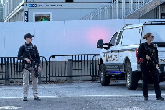 Agentes del Servicio Secreto de los Estados Unidos vigilan en los alrededores de la Casa Blanca este miércoles, en Washington (EE.UU.).