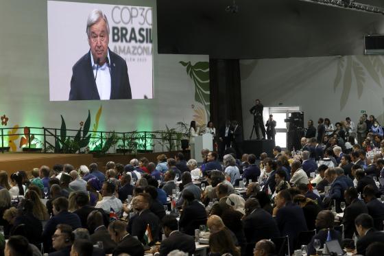 El secretario general de la ONU, António Guterres habla este jueves, en el Hangar Centro de Convenciones, en Belém (Brasil)