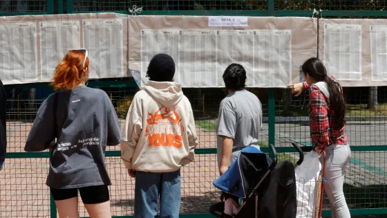 Personas consultando su puesto de votación.