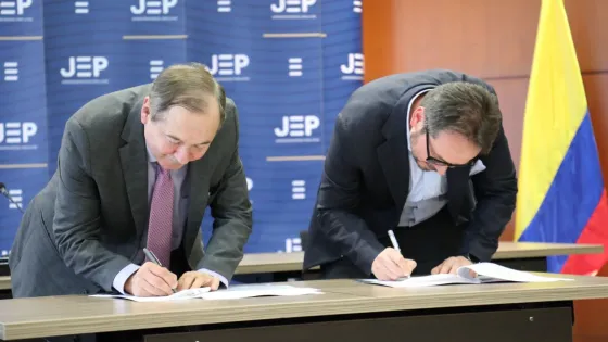 JEP y ONU firmando acuerdo