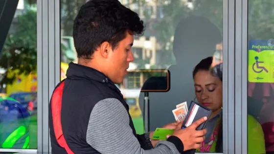Persona pagando servicio de Transmilenio