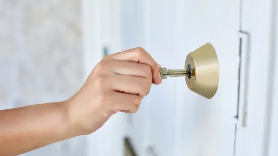 Mano con llave, ingresando a la puerta