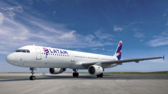 La FAA advierte riesgos en el espacio aéreo venezolano y siete aerolíneas cancelan rutas. 