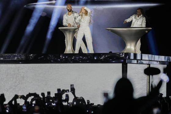 La cantante colombiana Shakira se presenta durante un concierto de su gira 'Las mujeres ya no lloran World Tour' este sábado, en el Vive Claro Distrito Cultural en Bogotá (Colombia)