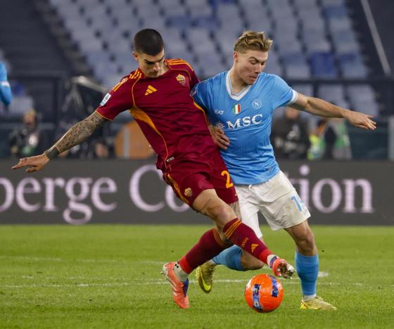 ma's Gianluca Mancini (L) and Napoli's Rasmus Hojlund in action during the Italian Serie A soccer match between AS Roma and SSC Napoli, in Rome,