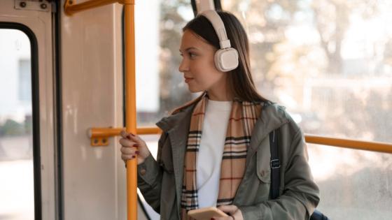 Imagen de referencia de persona en transporte público. 