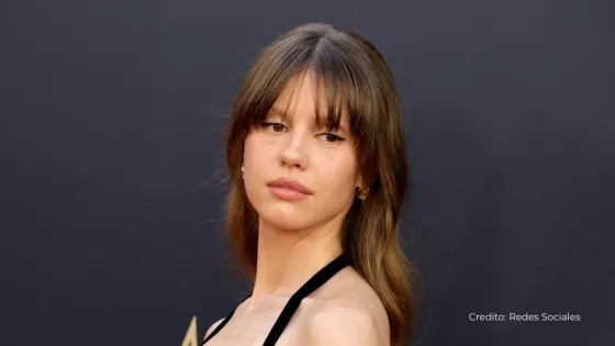 Mía Goth color melting cabello