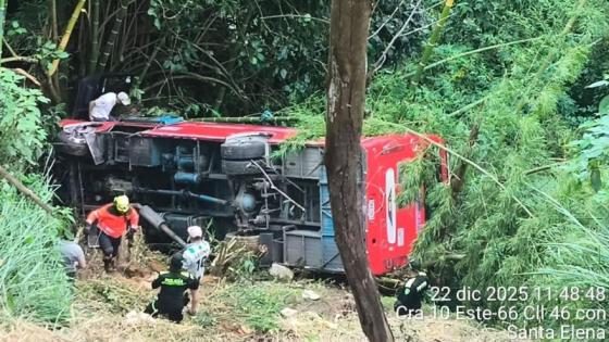 Un bus intermunicipal con cerca de 25 pasajeros cayó a un abismo en la vía Santa Elena