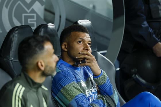El delantero francés del Real Madrid, Kylian Mbappé, en el banquillo antes del inicio del encuentro correspondiente a la fase regular de la Liga de Campeones que disputan hoy miércoles Real Madrid y Manchester City en el estadio Santiago Bernabéu, en Madrid. 