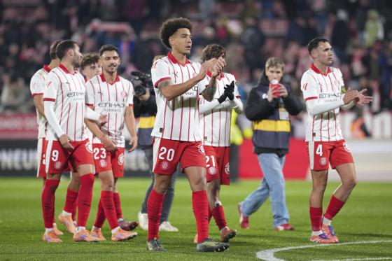 Los jugadores del Girona a la finalización del encuentro correspondiente a la jornada 14 de Laliga EA Sports que han disputado hoy domingo Girona y Real Madrid en el estadio Montilivi, en Girona