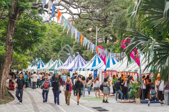 eria comercial en Medellin (Colombia). Medellín busca atraer visitantes "que valoren la sostenibilidad" y "el respeto por la comunidad" en la Conferencia Anual de la Asociación de Operadores Turísticos de Estados Unidos (USTOA, por sus siglas en inglés), que se desarrolla hasta este viernes en Maryland. 