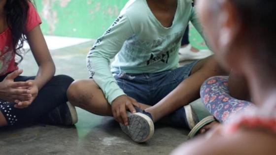 Petro enfrenta críticas tras bombardeos con menores muertos y un reclutamiento infantil que crece 300 %.