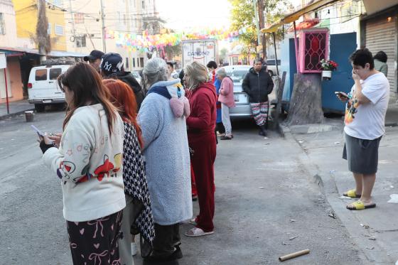 Personas salen a la calle tras un sismo este viernes, en Ciudad de México (México). Un sismo de magnitud 6,5 en la escala Richter se registró en México a las 7.58 hora local (13.58 GMT), según informó el Servicio Sismológico Nacional. 