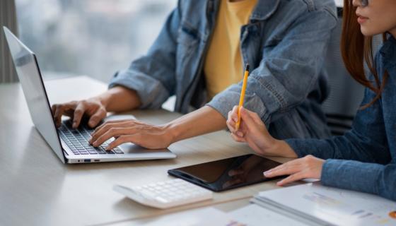 Imagen de referencia de personas buscando trabajo.