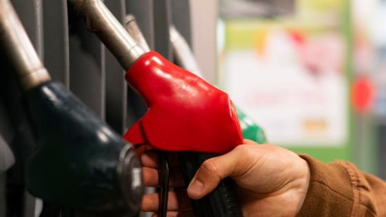 Gasolina bajará 300 pesos por galón desde febrero tras ajuste fiscal