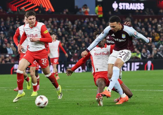 BIRMINGHAM (United Kingdom), 29/01/2026.- Morgan Rogers of Aston Villa (R) scores his teams first goal during the UEFA Europa League match between Aston Villa and FC Salzburg, in Birmingham, Britain, 29 January 2026.