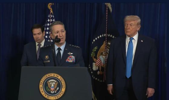 Captura de video tomada de una transmisión de La Casa Blanca del presidente de Estados Unidos, Donald Trump, escuchando al presidente del Estado Mayor Conjunto estadounidense Dan Caine (c) durante una declaración este sábado, desde Palm Beach (FL, EE.UU.).