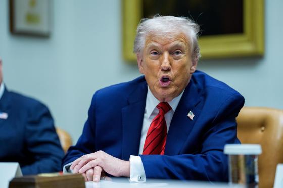 Fotografía de archivo del 10 de diciembre de 2025 que muestra al presidente de Estados Unidos, Donald Trump, hablando en una reunión en Washington (EE.UU.).