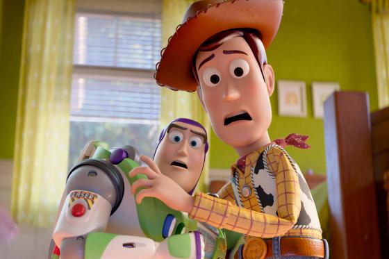  Imagen cedida por Walt Disney Studios que muestra un fragmento de la película 'Toy Story 5'. Un Woody calvo y el aguerrido Buzz Lightyear se reencontrarán para enfrentar a Lilypad, una tableta inteligente que amenaza con dominar la vida de los niños, según muestra el nuevo tráiler de 'Toy Story 5' revelado este jueves.