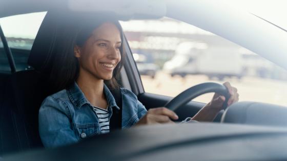 Imagen de referencia de mujer manejando carro.