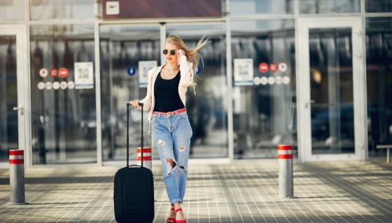 Imagen de referencia de viajera en aeropuerto.