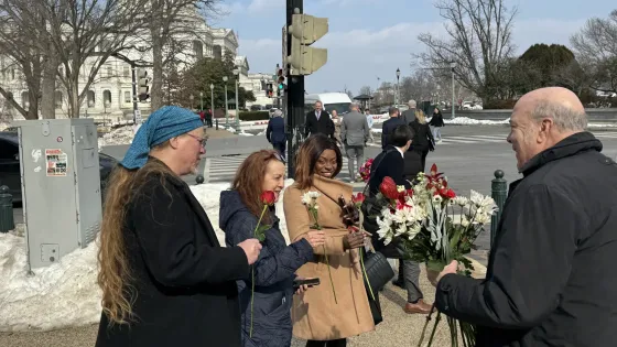 Entrega de flores en el Congreso de Estados Unidos