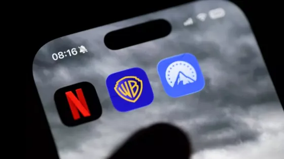 Fotografía de archivo en donde se ven los logos de Netflix, Warner Bors y Paramount.