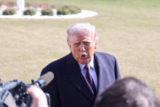El presidente de Estados Unidos, Donald Trump, habla este viernes en la Casa Blanca, en Washington (EE.UU.). Trump aseguró que su país podría optar por una "toma de control amistosa de Cuba", en medio de las tensiones con la isla por el bloqueo energético impuesto por Washington.