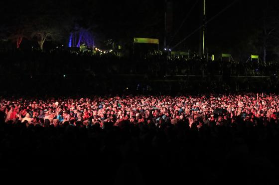 Personas asisten al Festival Estéreo Picnic (FEP) este domingo, en Bogotá (Colombia).