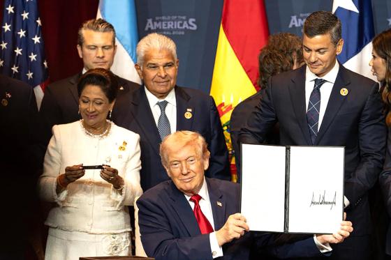 Fotografía cedida por la Presidencia de Paraguay que muestra al presidente de Estados Unidos, Donald Trump (c), sosteniendo un documento junato al presidente de Paraguay, Santiago Peña (i), la primera ministra de Trinidad y Tobago, Kamla Persad-Bissessar (i), y el presidente de Panamá José Raúl Mulino (c-arriba), este sábado, en Miami (EE.UU.).