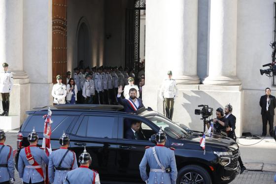 El presidente de Chile, Gabriel Boric (c), sale del palacio de La Moneda este miércoles, en Santiago (Chile). Boric se despidió tras un mandato de cuatro años y puso rumbo a la sede del Parlamento, en la ciudad costera de Valparaíso, para la investidura del ultraderechista José Antonio Kast.